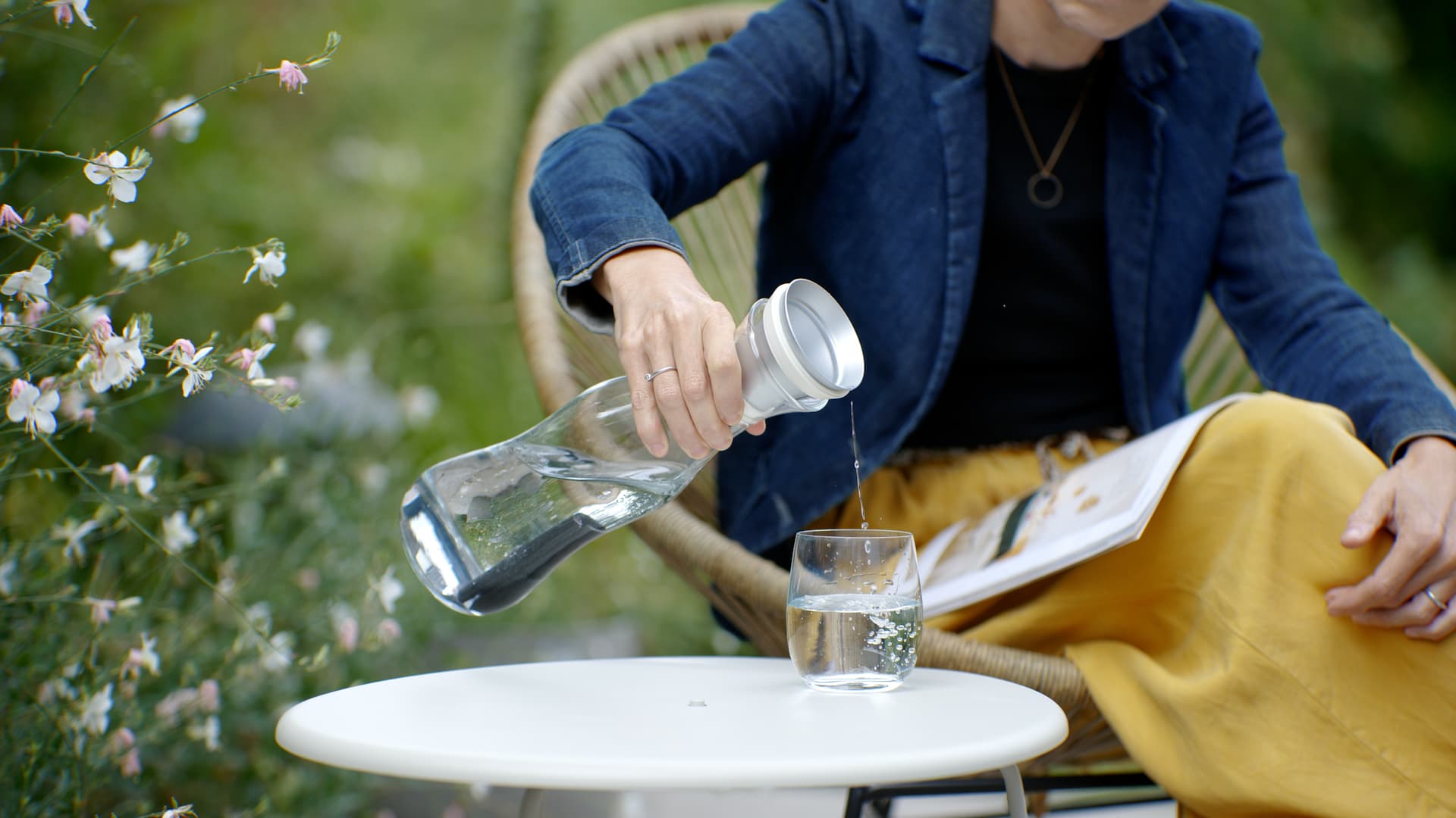 carafe filtrante en verre au charbon de bambou